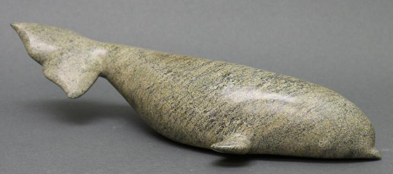 【Napatchie Noah】彫刻 イヌイットアート 石彫 ホエール オブジェ Napatchie Noah: WHALE - Hodgins Art Auctions