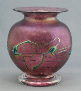Robert Held: IRRIDESCENT PINK VASE WITH ABSTRACT DESIGN